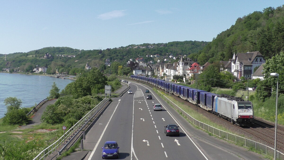 Die Railpool 186 110 fährt am 06.02.2021 mit ihrem Containerzug auf der rechten Rheinstrecke durch Leubsdorf Richtung Süden.