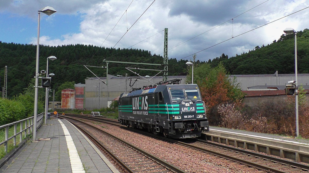 Die Railpool 186 293-7 in neuer LINEAS Farbgebung war am 3. Juli 2017 von Antwerpen nach Dillingen(Saar) unterwegs um dort einen Kohlezug abzuholen. Hier passiert die Lok gerade den Bahnhof Mettlach.