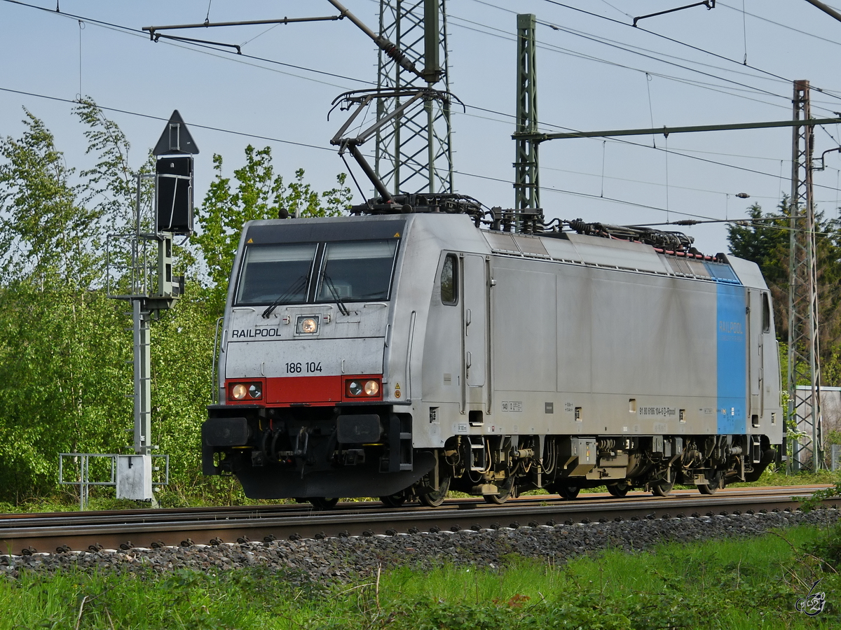 Die Railpool-Elektrolokomotive 186 104 auf Solofahrt, so gesehen Anfang Mai 2021 in Lintorf.