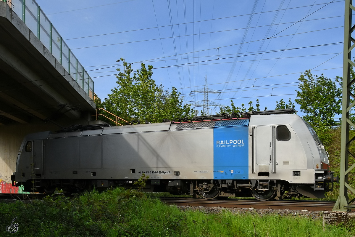 Die Railpool-Elektrolokomotive 186 104 auf Solofahrt, so gesehen Anfang Mai 2021 in Lintorf.