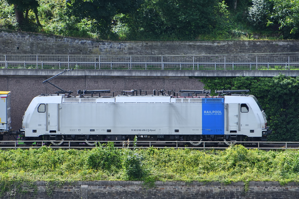 Die Railpool-Elektrolokomotive 186 498-2 war Anfang August 2021 in Remagen unterwegs.