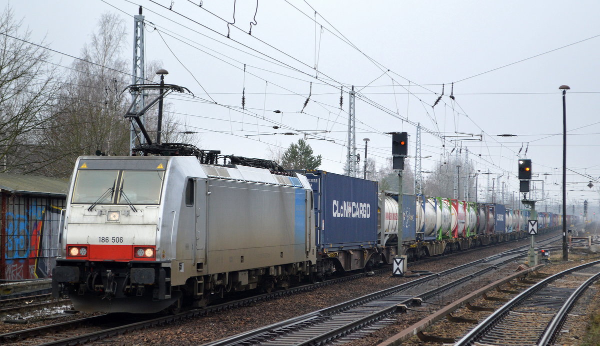 Die Railpool Lok  186 506  [NVR-Nummer: 91 80 6186 506-2 D-Rpool] für RTB Cargo mit Containerzug am 03.02.21 Richtung Frankfurt/Oder, Berlin Hirschgarten.