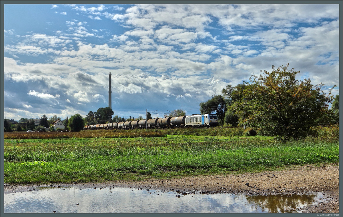 Die Railpool-Mietlok 187 313 zieht am 28.09.2019 einen Kesselzug durch Jeßnitz.
