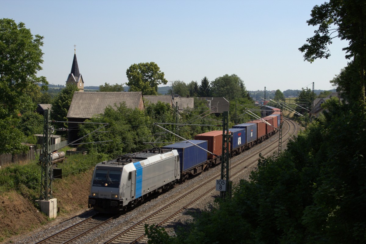 Die Railpool Traxx 185 691 fährt mit Containern nach Wiesau, hier durchfährt dieser gerade den Ort Ruppertsgrün im Vogtland. Fotografiert am 02.07.2015