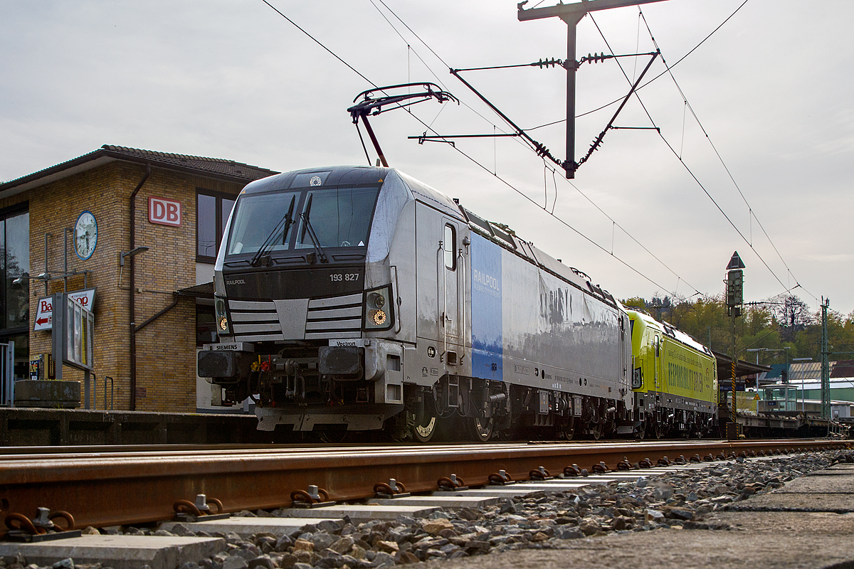 
Die Railpool Vectron AC 193 827-3 (91 80 6193 827-3 D-Rpool) mit der kalten Alpha Trains Vectron MS 193 552-7 (91 80 6193 552-7 D-ATLU) und einem leeren RoLa-Zug am Haken, fährt am 24.04.2017 durch den Bahnhof Betzdorf (Sieg) in Richtung Siegen. Beide Siemens Vectron sind z.Z. an die  TXL - TX Logistik AG vermietet. 

Beide Loks wurden hintereinander 2016 von Siemens gebaut, die AC Vetron 193 827-3 unter der Fabriknummer 22188 und die MS Vectron unter der Fabriknummer 22189. Die 6,4 MW AC Vectron hat die Zulassung für Deutschland, Österreich, Ungern und Rumänien (Hg bis 200 km/h), die 6,4 MW MS Vectron hat die Zulassung für Deutschland, Österreich und Italien (Hg bis 160 km/h).