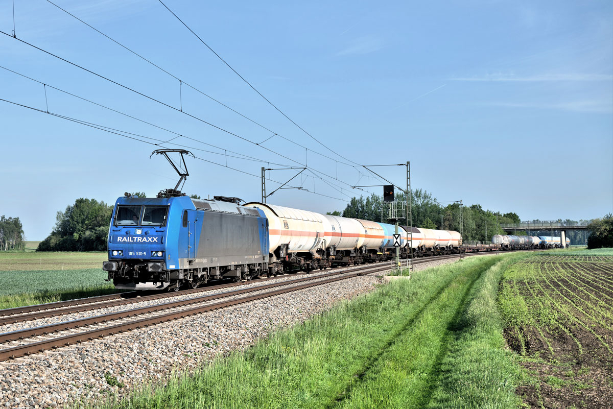 Die Railtraxx 185 510-5 fährt in Niedermünchsdorf mit einem Mischer vorüber.Bild 24.5.2019