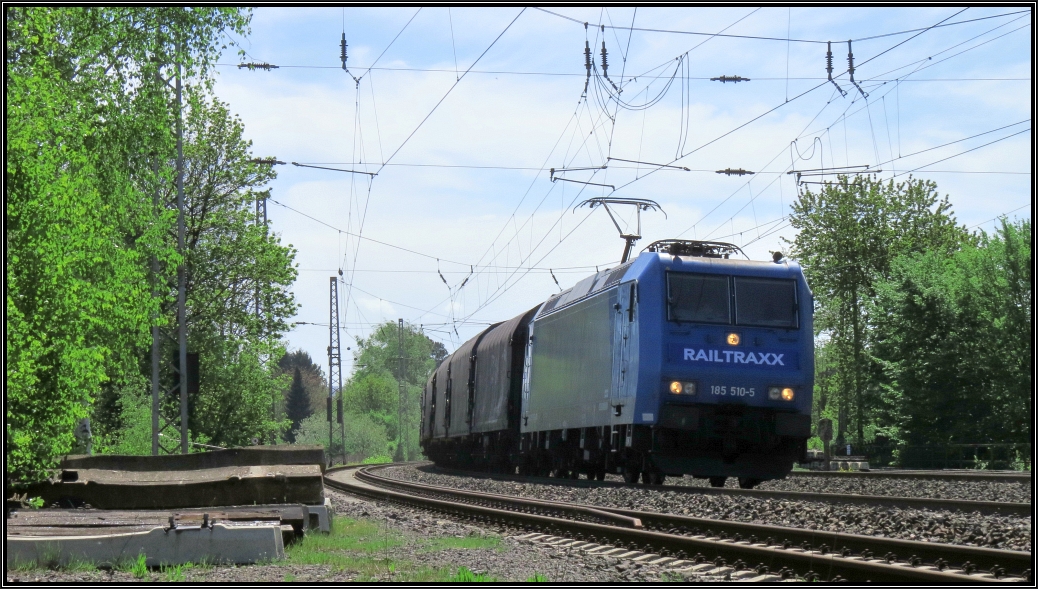 Die Railtraxx 185 510-5 legt sich mit einen Coilzug in den Gleisbogen am Bahnhof von Eschweiler (Rhl). Bildlich festgehalten am 05.Mai 2015 vom P&R Platz aus.