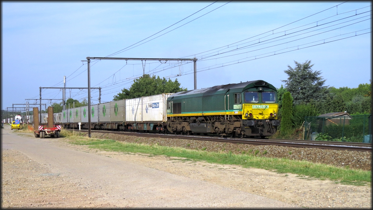 Die Railtraxx Class 66 zieht ihren Containerzug in Richtung Tongeren. Bildlich festgehalten am 16.Aug.2018 bei Nerem in Belgien. 