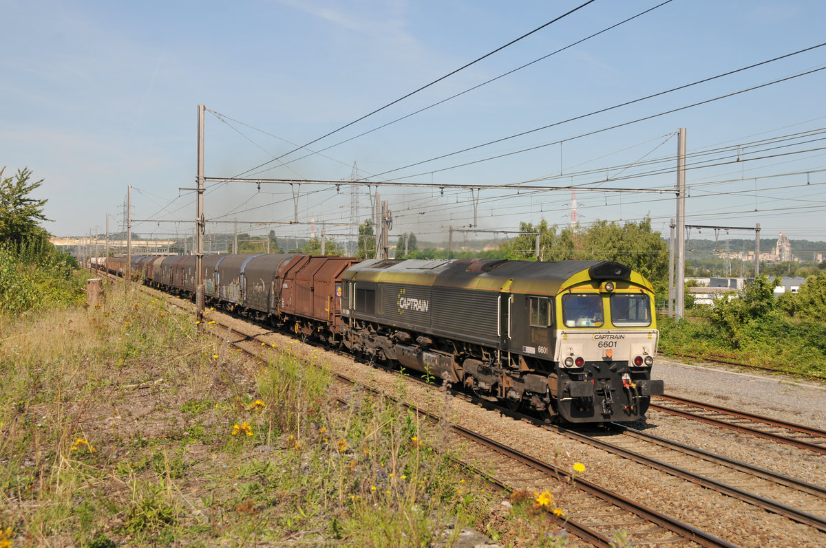 Die Railtraxx-Leistung mit der Captrain-Lok 266 001 alias 6601 in Front mit einem gemischten Güterzug in Visé gen Aachen-West am 22.08.2019.