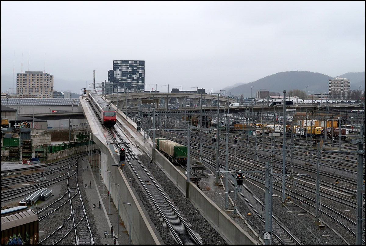 Die Rampe -

... zur eingleisigen Letzigrabenbrücke in Zürich. Diese Brücke entstand im Zusammenhang mit der neuen Durchmesserlinie Zürich-Altstetten - Hauptbahnhof - Oerlikon, die durch den Weinbergtunnel führt und am Hauptbahnhof eine unterirdische Station unter der Löwenstraße bedient.

Blick von der Hardbrücke. Leider war kurz vor meinem Besuch dort schlechtes Wetter aufgezogen, was denn ganzen Tag nicht mehr besser wurde. 

14.03.2019 (M)

