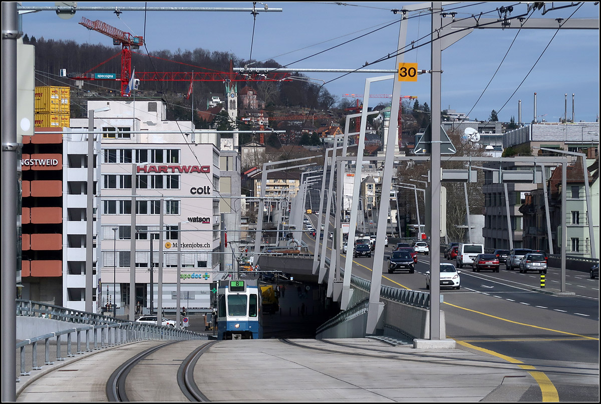 Die Rampe rauf -

... auf die Hardbrücke fährt hier ein Tram 2000 der Linie 8 in Zürich.

12.03.2019 (M)