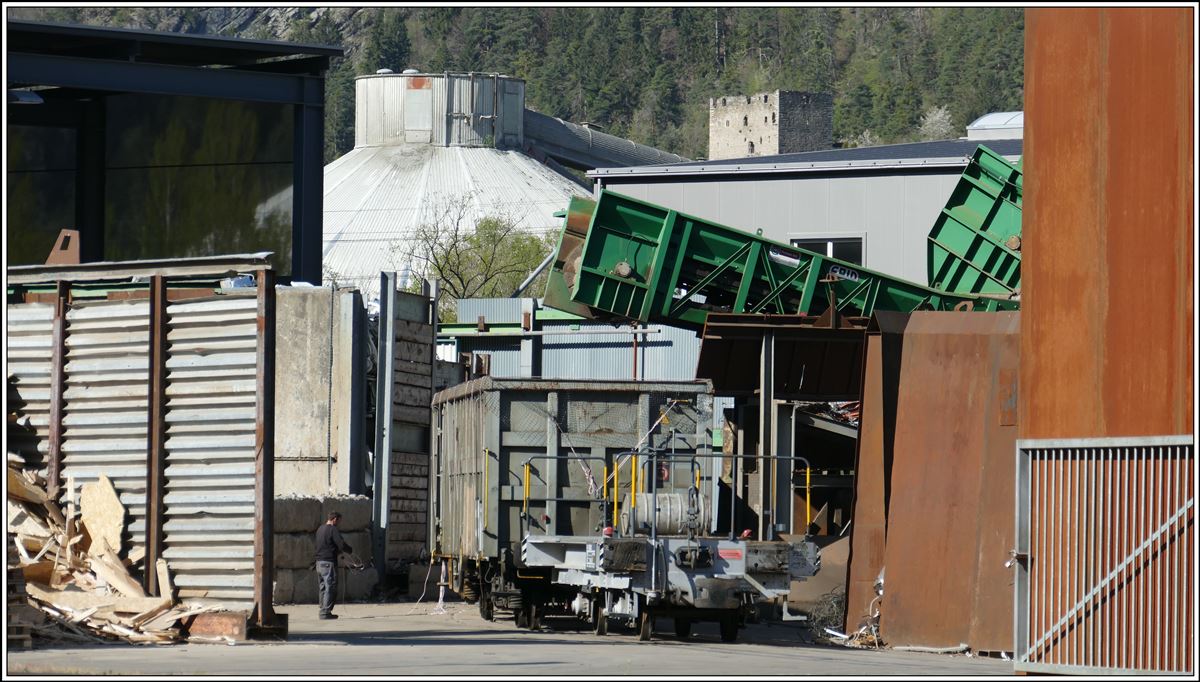 Die Rangierarbeiten auf den Dreispurgeleisen im Bahnhof Untervaz-Trimmis wird durch die RhB gemacht. Um normalspurige Wagen zustellen zu können braucht es diesen schmalspurigen Übergangswagen. A&M Recycling Untervaz-Trimmis. (16.04.2020)