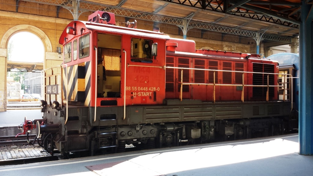 Die Rangierlok 448 428 der H-Start beim rangieren eines angekommenden Zuges in Budapest keleti-pu am 04.08.2015.
