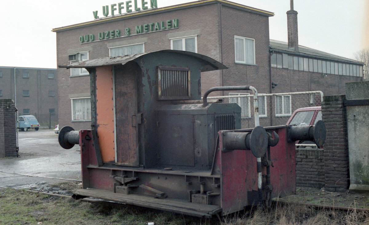 Die Rangierlok der fa Van Uffelen in Apeldoorn am 07.02.1981. Die Recyclingfirma erwarb diese O&K-Lok in den 70er jahren zum rangieren von Waggons mit Schrott. Gut zu erkennen dass die Lok als Schmalspurlok erbaut wurde. Die Fabriknummer ist nicht bekannt. Scan (Bild 92218, Kodacolor400).