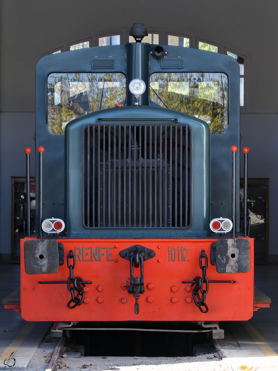 Die Rangierlokomotive 10112  Memé  (301-012) wurde 1963 gebaut und ist Teil der Ausstellung im Eisenbahnmuseum von Katalonien. (Vilanova i la Geltrú, November 2022)