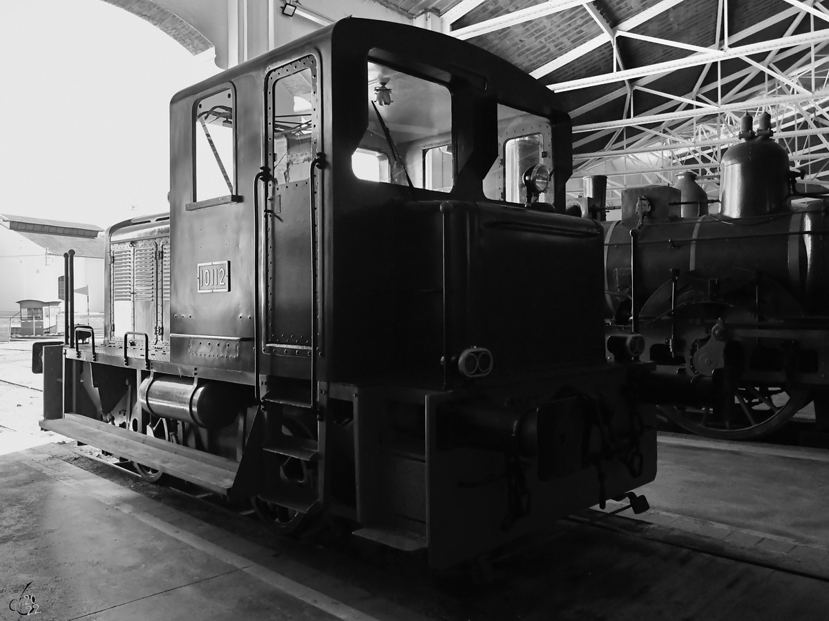 Die Rangierlokomotive 10112  Memé  (301-012) wurde 1963 gebaut und ist Teil der Ausstellung im Eisenbahnmuseum von Katalonien. (Vilanova i la Geltrú, November 2022)