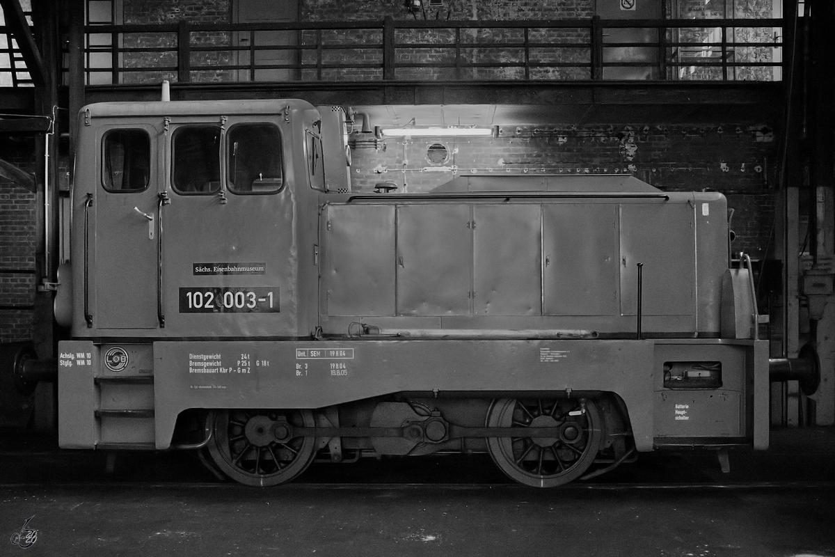 Die Rangierlokomotive 102 003-1 ist im Sächsischen Eisenbahnmuseum in Chemnitz-Hilbersdorf zu sehen. (September 2020)
