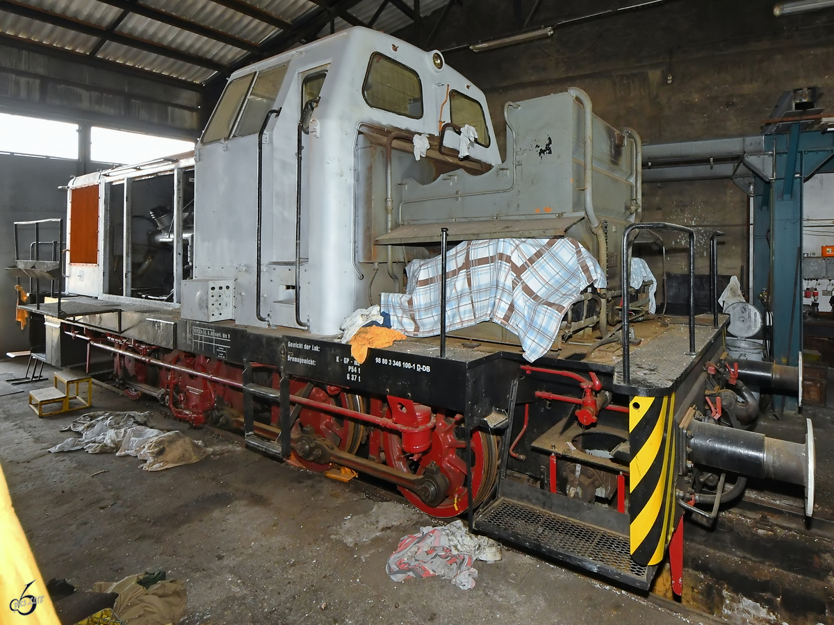 Die Rangierlokomotive 106 100-1 bekommt eine umfangreiche Aufarbeitung. (Eisenbahnmuseum Arnstadt, August 2018)