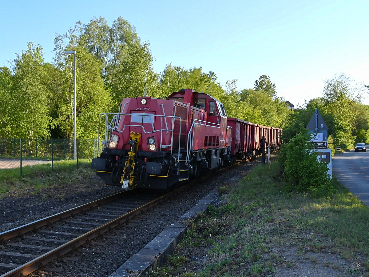 Die Rangierlokomotive 261 025-1 zieht Anfang Mai 2020 einen kleinen Güterzug durch Hattingen.