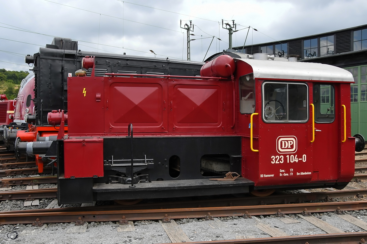 Die Rangierlokomotive 323 104-0 Anfang Juli 2019 auf dem Gelände des Bahnbetriebswerkes Altenbeken.