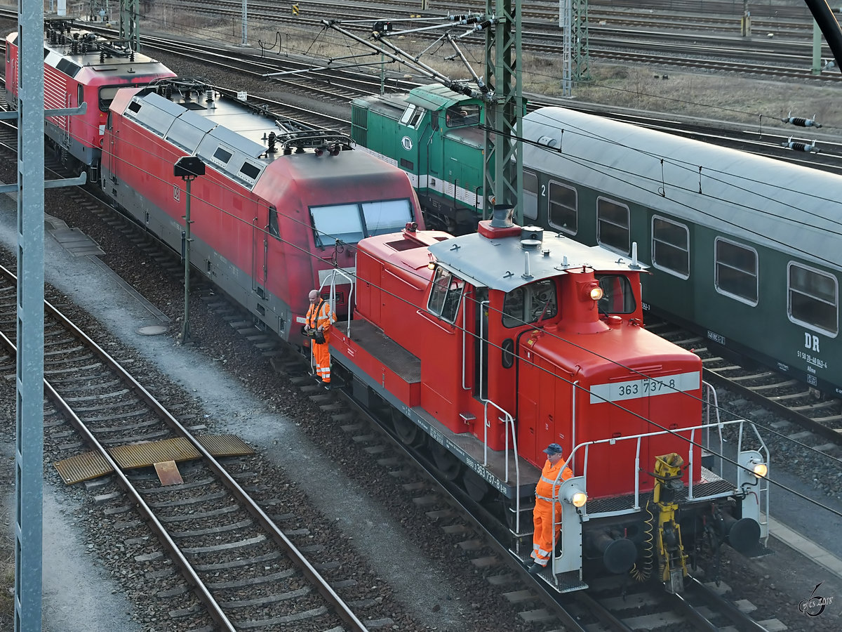Die Rangierlokomotive 363 737-8 schleppt zwei Elektrolokomotiven. (Dresden, April 2018) 