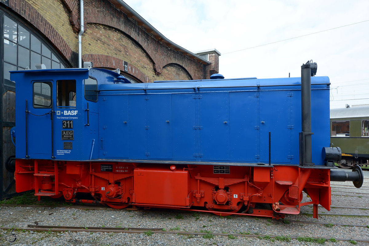 Die Rangierlokomotive AEG 4972 (BASF 311) wurde im Jahre 1936 gebaut. (Dresden-Altstadt, April 2017)