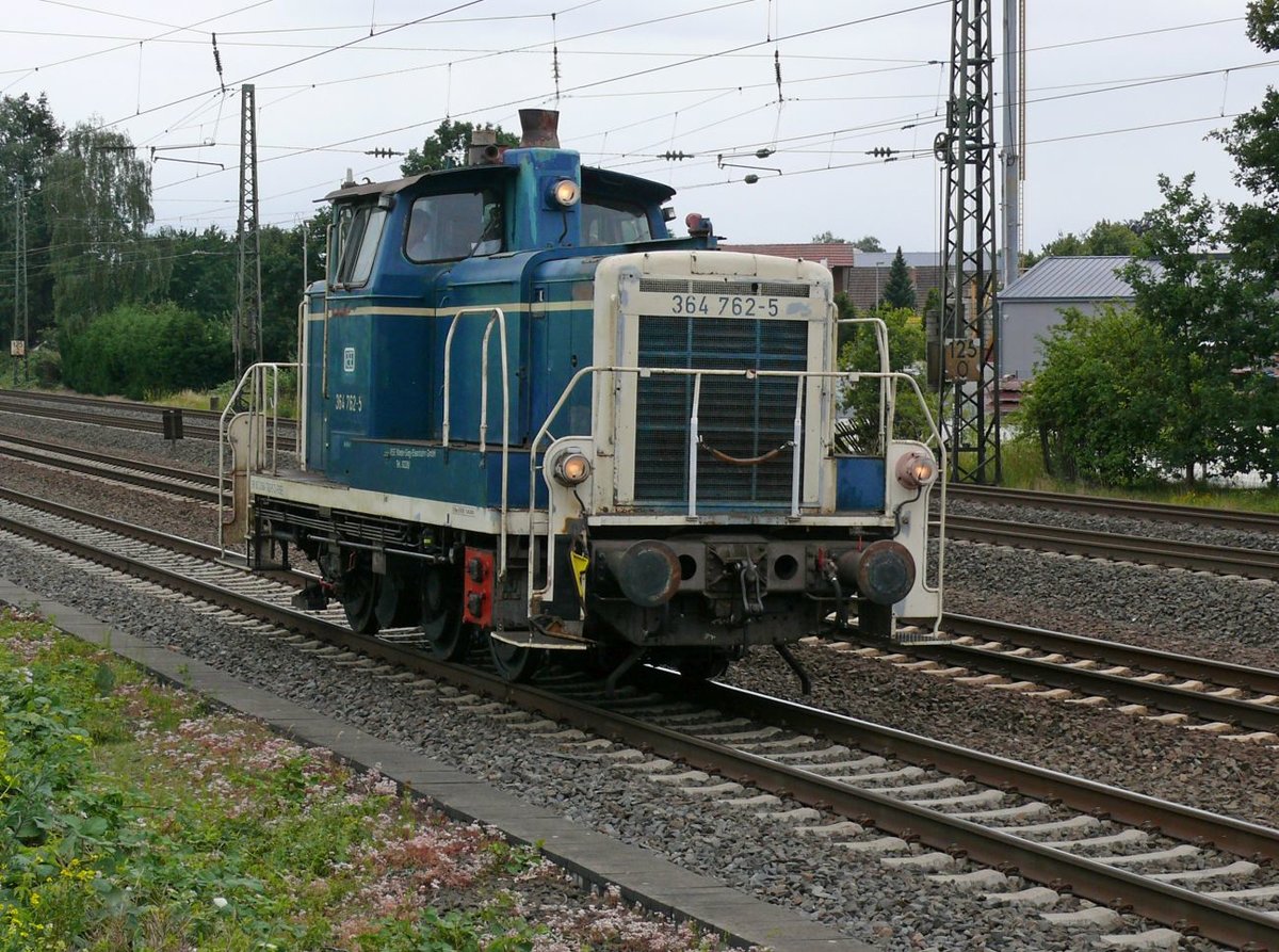 Die Rangierlokomotive (ex DB  V60 762  [H&S 30051/1960]) mit der NVR-Nr. »98 80 3364 762-5 D-RSE«  als Tfzf kurz hinter Gütersloh Hbf in Richtung Bielefeld am 04.07.2020 .