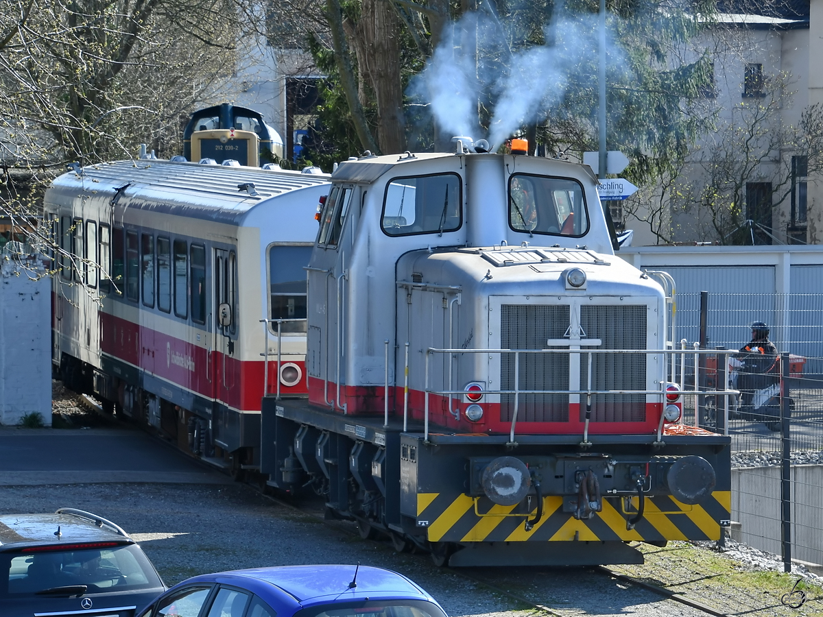Die Rangierlokomotive WLH45  Silberpfeil  schiebt den Dieseltriebwagen VT 413 der SAB  auf das Gelände der Firma Reuschling in Hattingen. (März 2020)