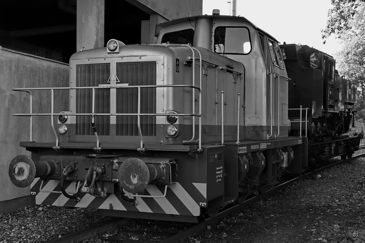 Die Rangierlokomotive WLH45  Silberpfeil  wartet mit einer Schmalspurdampflokomotive der Rügensche Bäderbahn (vermutlich 99 1781) am Tor der Westfälischen Lokomotiv-Fabrik Reuschling. (Hattingen, September 2020).