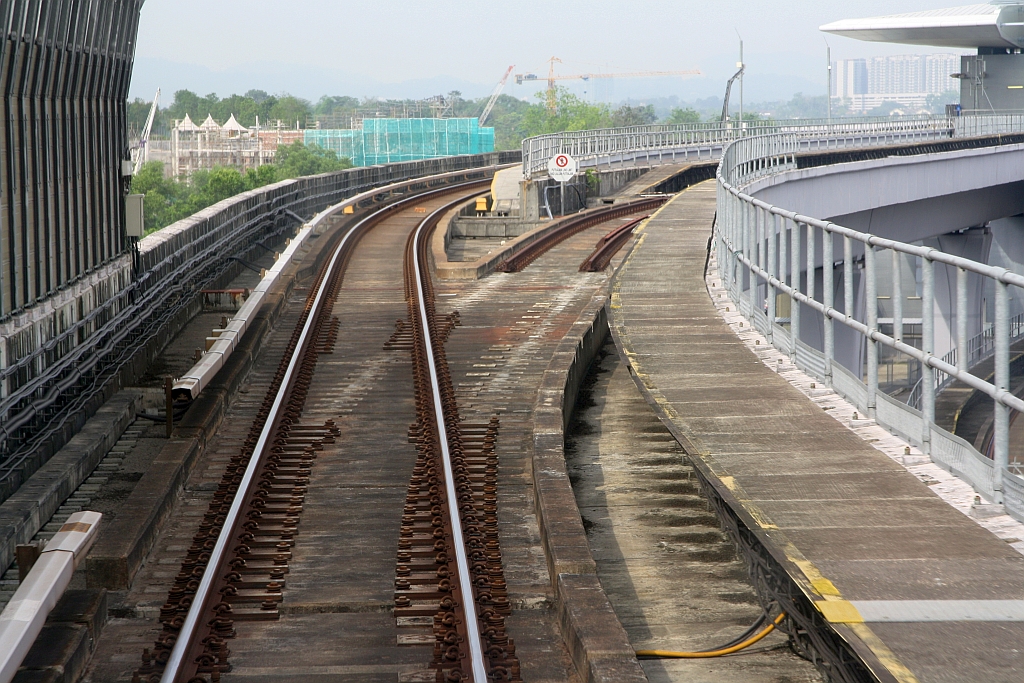 Die rapidKL MRT Stesen Kwasa Damansara (PY01 / KG04) ist Anfangs- und Endstelle der Putrajaya Line (PY) und Kajang Line (KG). - Im Bild vom 12.März 2024 erkennt man, dass die Verbindungsweiche von der Putrajaya Line (PY) zur Kajang Line (KG) nicht benötigt wird und abgebaut wurde.