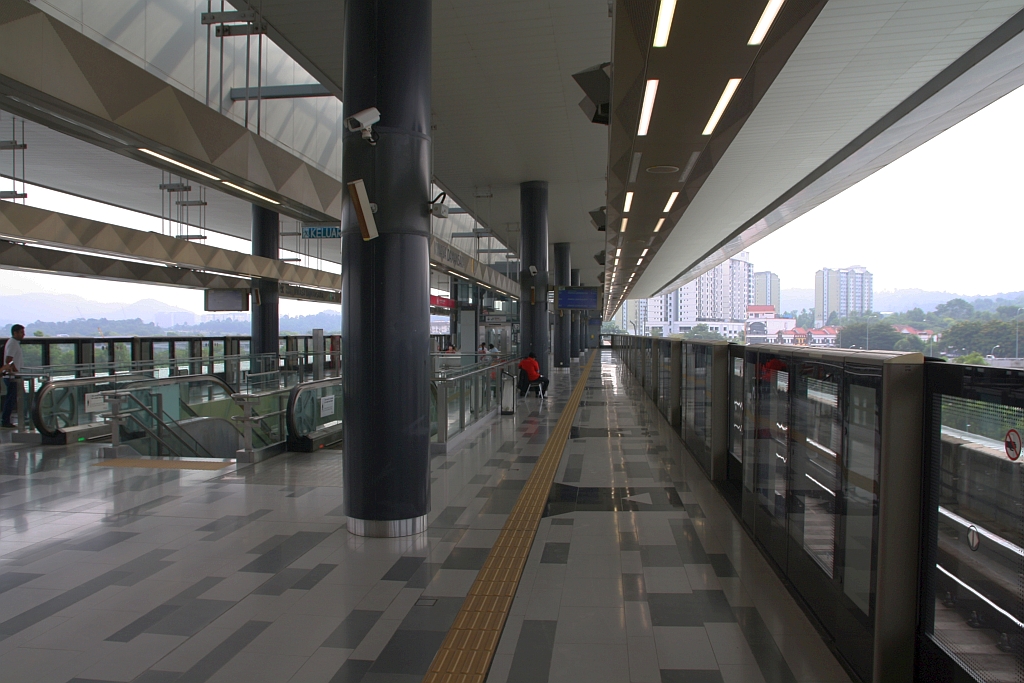 Die rapidKL MRT Stesen Kwasa Damansara (PY01 / KG04) ist Anfangs- und Endstelle der Putrajaya Line (PY) und Kajang Line (KG). Dabei wird für ein bahnsteiggleiches Umsteigen je Fahrtrichtung dieselbe Ebenen genutzt. - Das Bild vom 12.März 2024 zeigt in der obersten Ebene den Bahnsteig der Putrajaya Line Endstelle (PY01) und ganz links Bahnsteig der Kajang Line Anfangstelle (KG04).