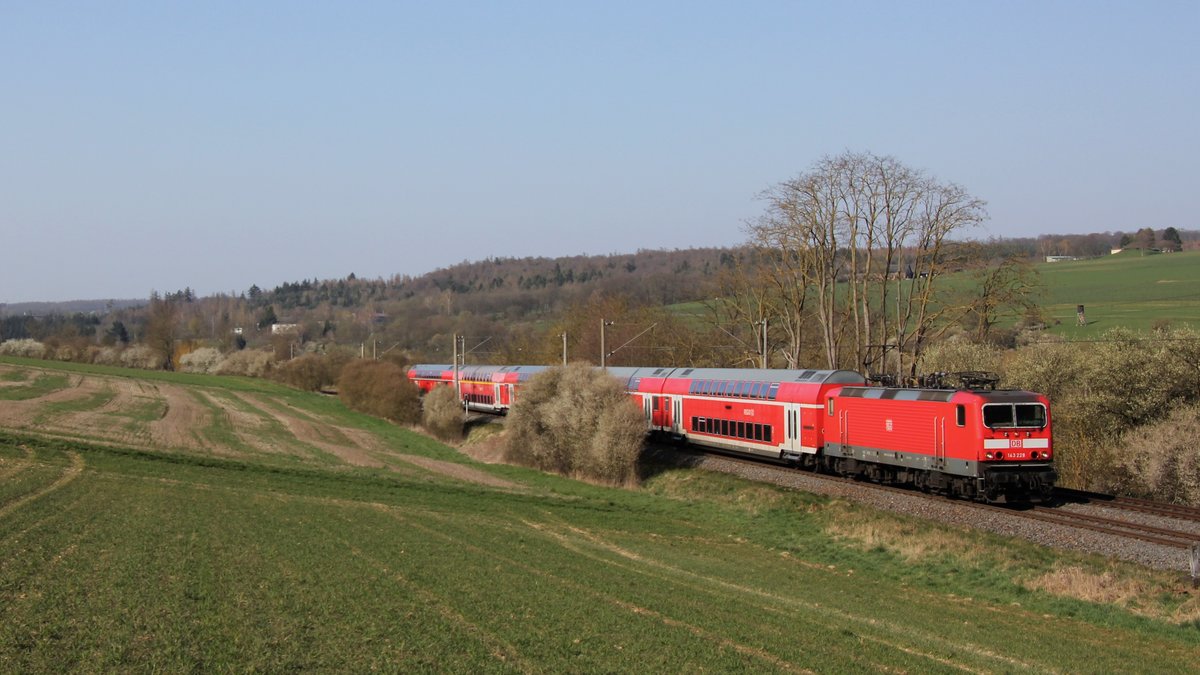 Die RB 15271 fährt am 27.03.2020 gezogen von 143 228 aus nicht-modernisierten und modernisierten Doppelstockwagen aus dem planmäßigen Wagenpark des Netzes, sowie einem gemischtklassigen Doppelstockwagen, der zuvor auf der Rhein-Main-Bahn unterwegs war von Limburg nach Frankfurt, hier zwischen Oberselters und Bad Camberg.