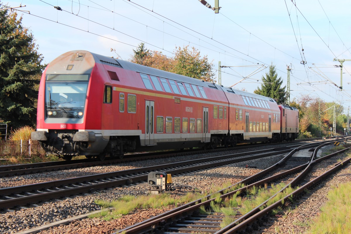 Die RB 26412 fährt am 17.10 2013 von Weißenfels nach Leipzig Hbf, hier beim passieren am Bü in Markranstädt.