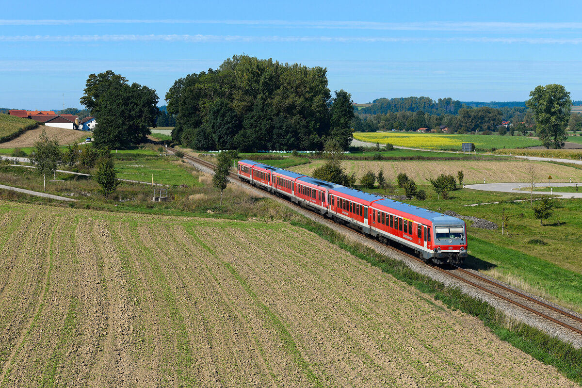 Die RB 27038 von Mühldorf am Inn nach München HBF wird planmäßig aus einer Dreifach-Garnitur der Triebwagen-Baureihe 628 gebildet. Am 29. September 2023 konnte ich diese bei der Fahrt in die bayerische Landeshauptstadt bei Thalham fotografieren. Den Schluss bildete der 628 668, der lange in Nordrhein-Westfalen aktiv war und erst seit 2019 zum Bestand der Südostbayernbahn zählt. 