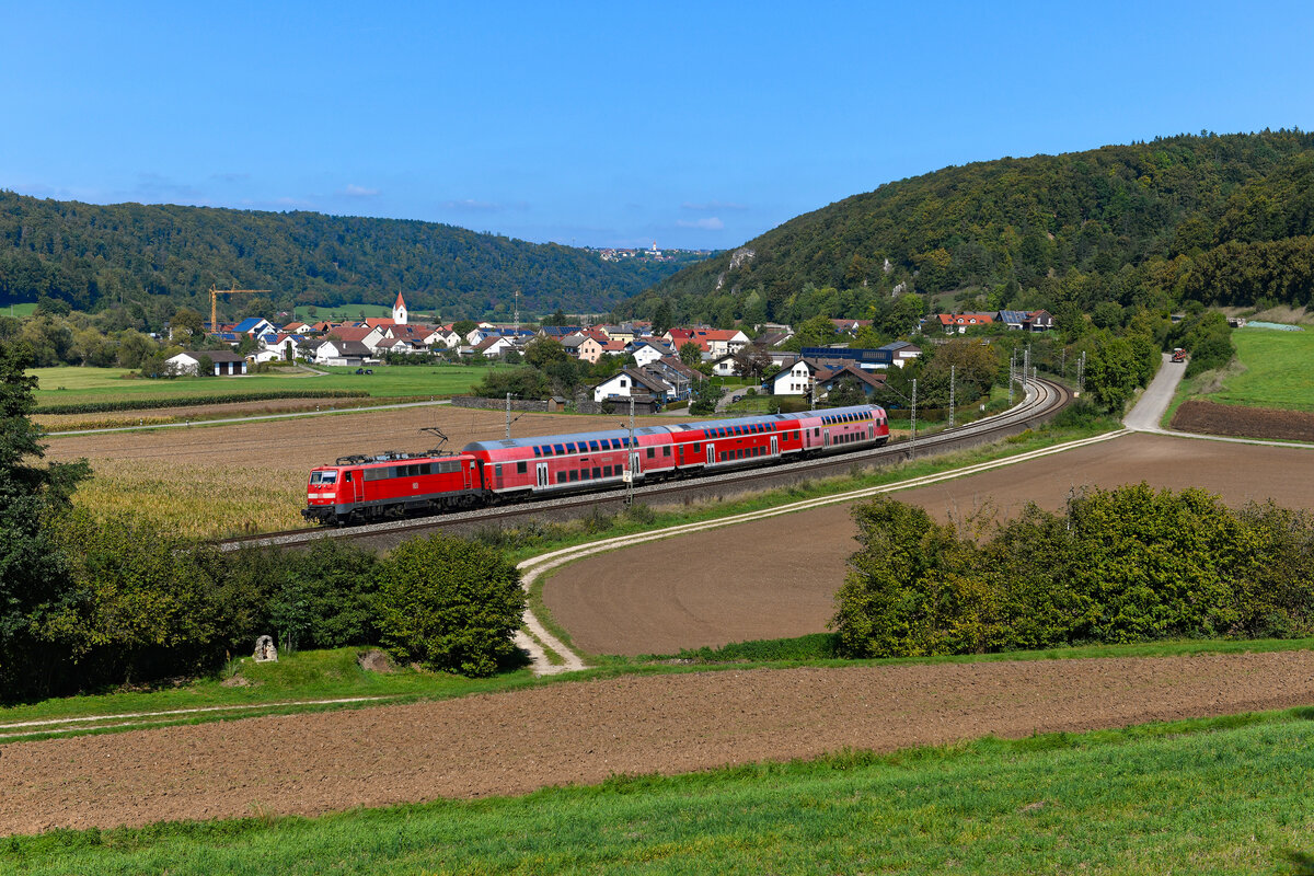Die RB 59094 von München HBF nach Nürnberg HBF wurde am 27. September 2023 statt des planmäßigen Triebzuges der Baureihe 445 von der 111 115 und drei Doppelstockwagen gebildet. Bei Breitenfurt im Altmühltal wurde der klassische Nahverkehrszug natürlich gerne dokumentiert. 