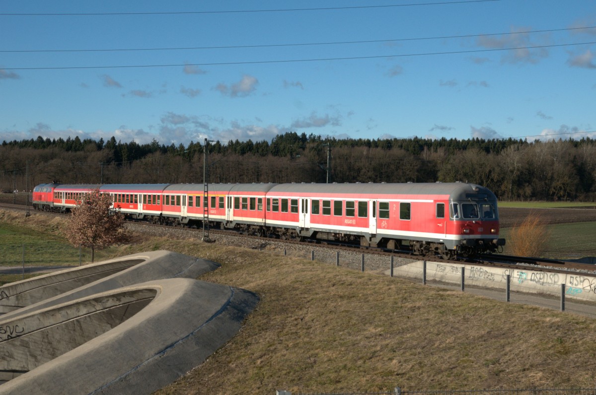 Die RB aus Füssen am 10.01.15 bei München-Aubing. Im Hintergrund schiebt 218 471