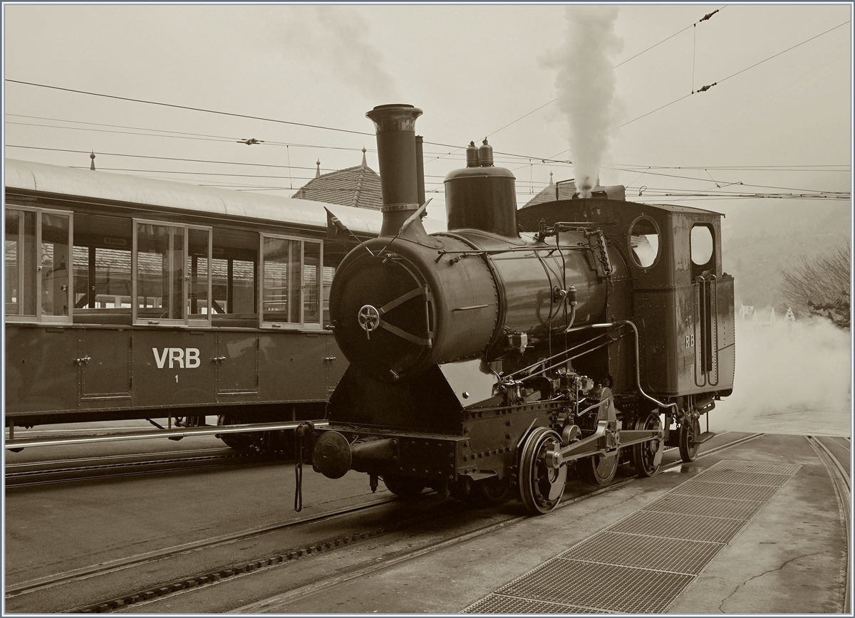 Die RB H 2/3 N° 16 (1923 SLM Winterthur) raucht und dampft auf dem Bahnhof von Vitznau; in gut einer Stunde wird sie Richtung Rigi Kulm fahren.
24. Feb. 2018