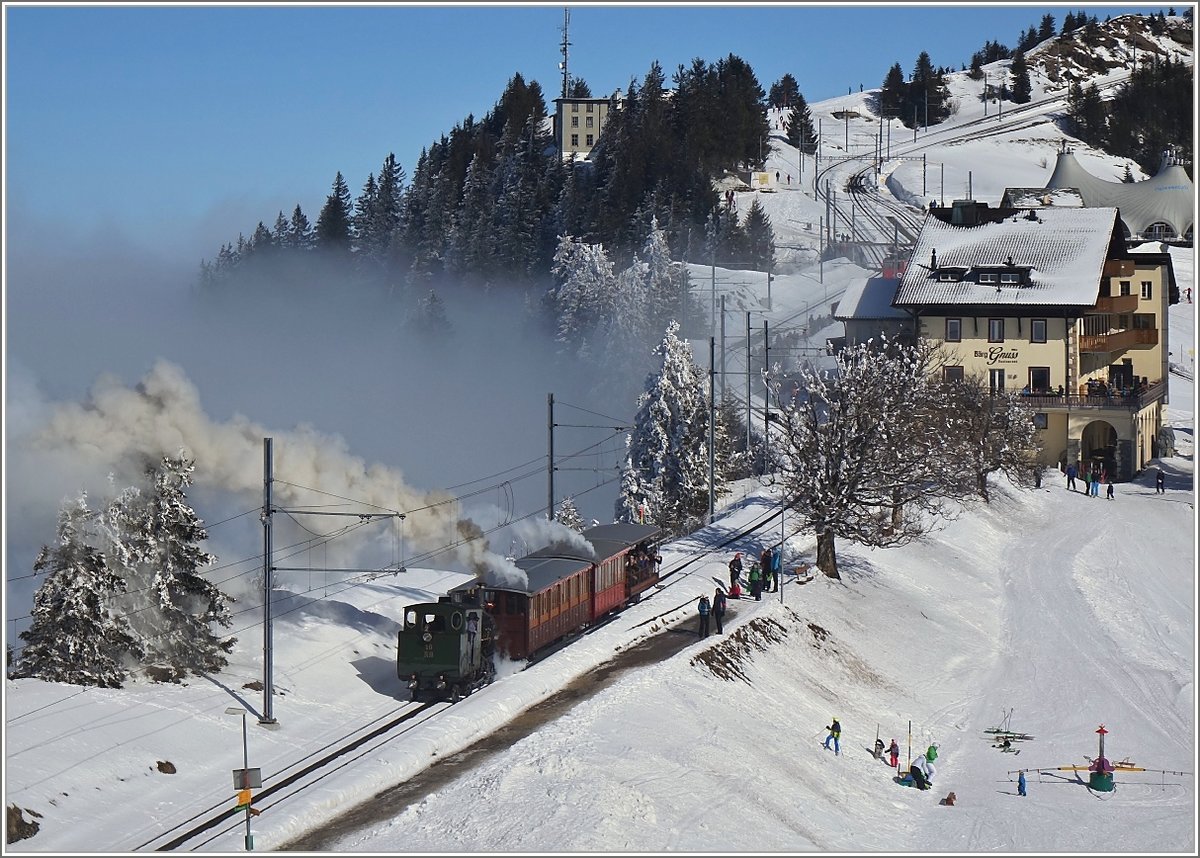 Die RB H 2/3 N° 16 hat mit ihrem Dampfzug schon einen beträchtlichen Teil ihrer Fahrt geschafft und erreicht nun die Station Rigi Staffel.
(24. Februar 2018)