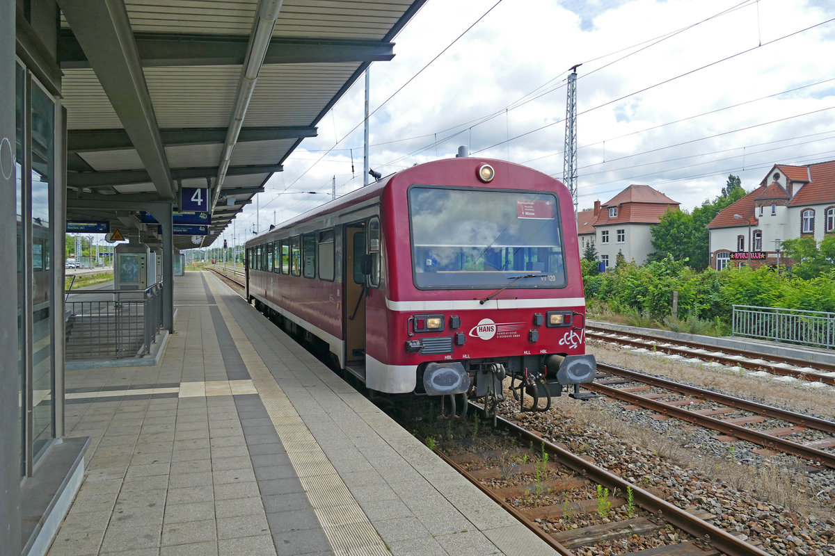 Die RB16 nach Mirow im Startbahnhof Neustrelitz Hbf der Hanseatischen Eisenbahn.
Aufgenommen im Juli 2020.
