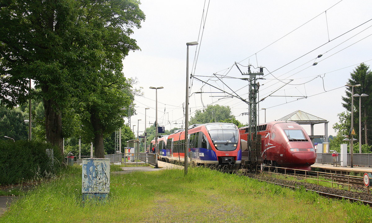 Die RB20 trifft einen Thalys in Kohlscheid.
Aufgenommen von Bahnsteig 1 in Kohlscheid. 
Bei Sommerwetter am Mittag vom 3.6.2017.