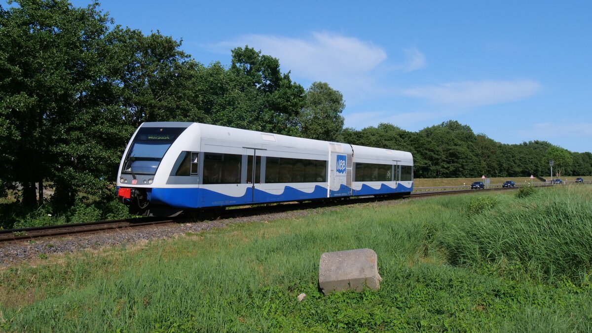Die RB23 von Świnoujście Centrum nach Wolgast zwischen Koserow und Zempin.
Aufgenommen im Juni 2023.