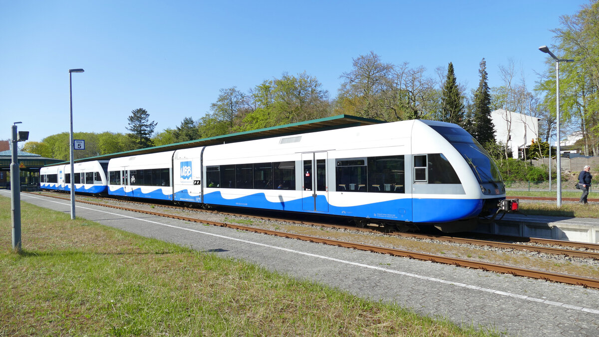 Die RB23 nach Świnoujście Centrum beim Halt in Seebad Heringsdorf.
Aufgenommen im April 2022.