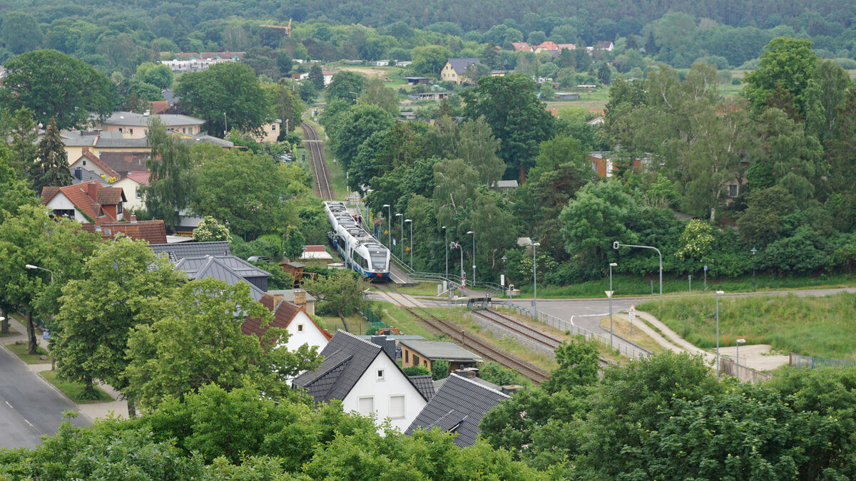 Die RB23 nach Wolgast beim Halt im Bahnhof Ahlbeck Ostseetherme. 
Aufgenommen vom Aussichtsturm Ahlbeck im Juni 2022.