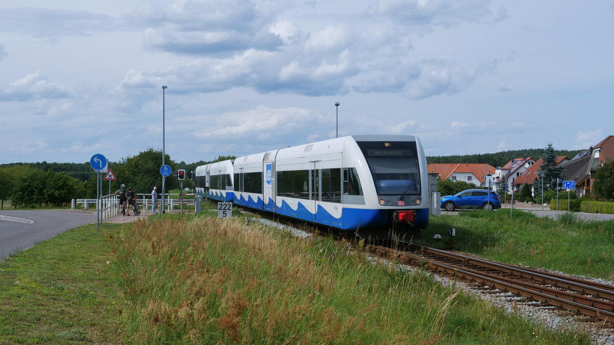 Die RB23 der Usedomer Bäderbahn ins Seebad Heringsdorf kurz vor der Einfahrt in den Bahnhof Ückeritz.
Aufgenommen im Juli 2023.