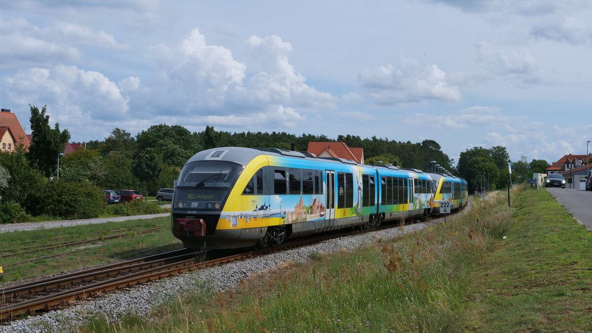 Die RB23 der Usedomer Bäderbahn nach Wolgast kurz nach der Ausfahrt aus dem Bahnhof Ückeritz. Zum Einsatz kam auf diesem Umlauf nicht die Baureihe 646 der Usedomer Bäderbahn, sondern die Baureihe 642 aus dem Werk Rostock im Landesdesign MV.
Aufgenommen im Juli 2023.