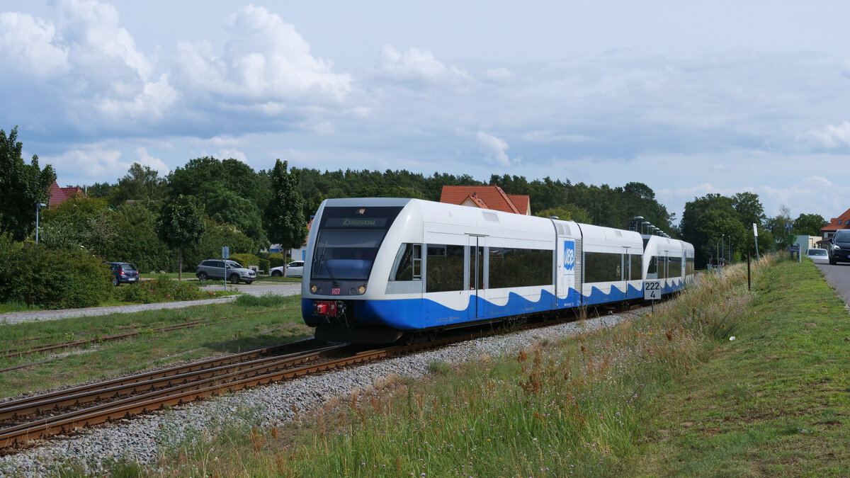 Die RB23 der Usedomer Bäderbahn nach Züssow kurz nach der Ausfahrt aus dem Bahnhof Ückeritz.
Aufgenommen im Juli 2023.