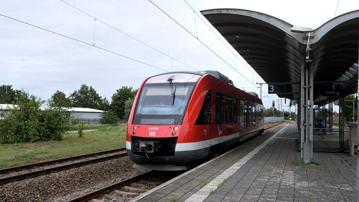 Die RB25 nach Barth steht im Startbahnhof Velgast bereit zur Abfahrt. Zum Einsatz kommt auf dieser Leistung ein Dieseltriebwagen der Baureihe 640 der DB Regio Nordost. Die Infrastruktur dieser Bahnstrecke gehört der Usedomer Bäderbahn.
Aufgenommen im August 2023.