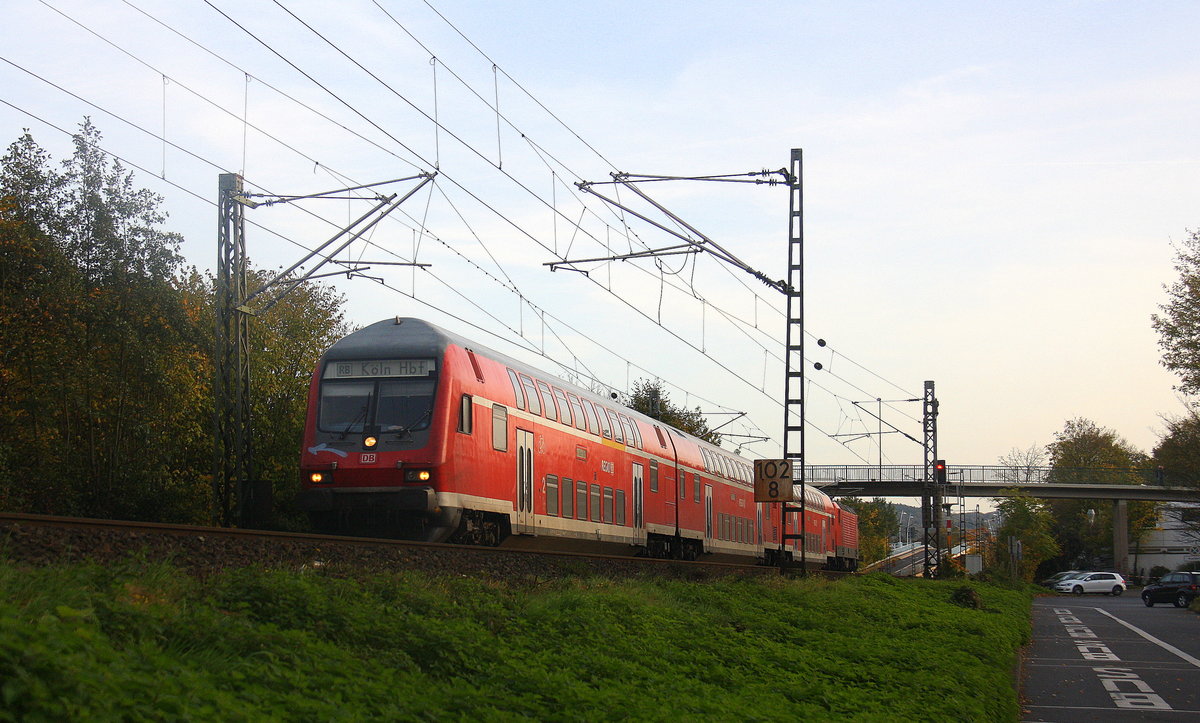 Die RB27  von Koblenz-Hbf nach Mönchengladbach-Hbf und kommt aus Richtung Koblenz und fährt durch Bad-Honnef am Rhein in Richtung Köln. 
Aufgenommen auf der Rechten Rheinstrecke in Bad-Honnef(am Rhein).
Bei schönem Herbstwetter am Nachmittag vom 1.11.2017.