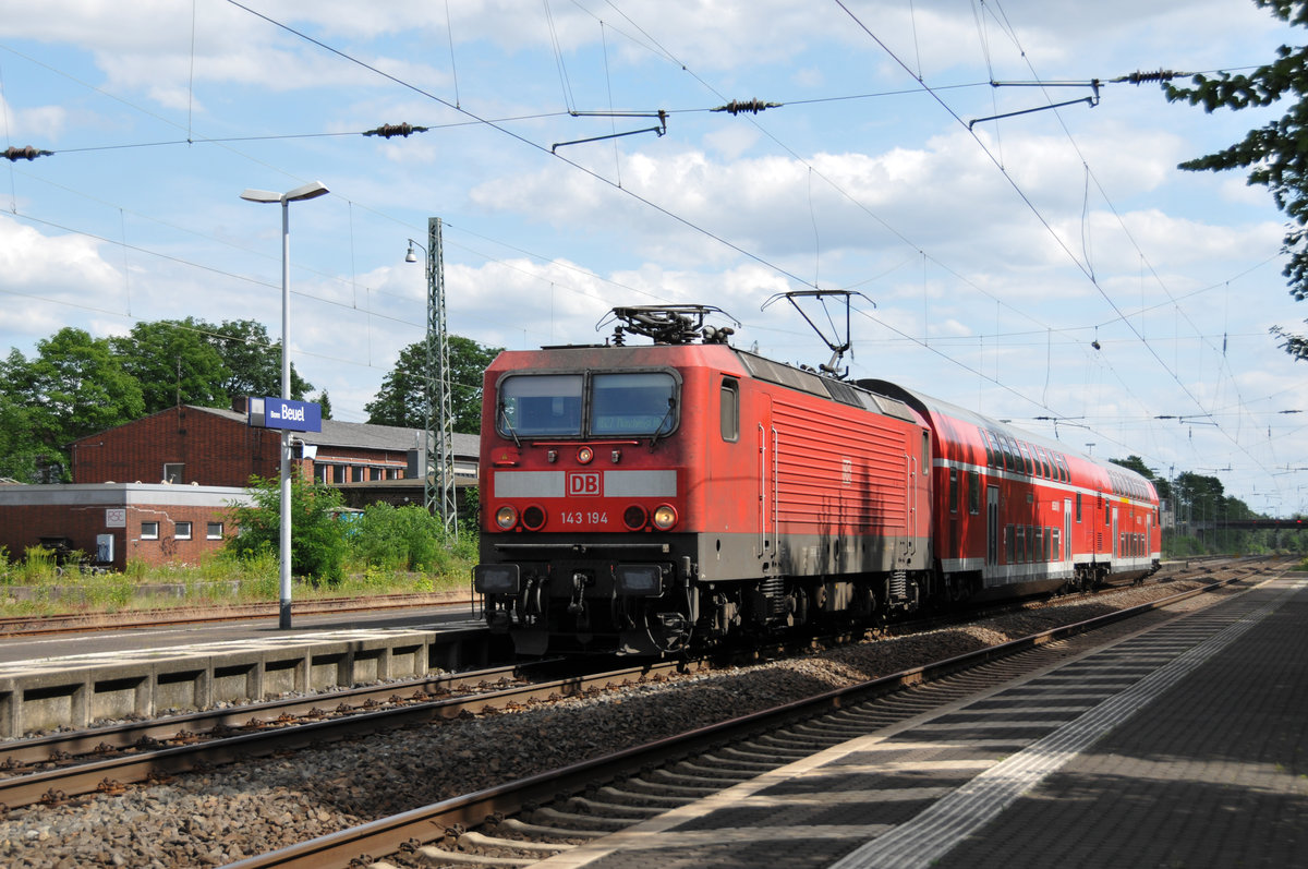 Die RB27 nach Mönchengladbach, hier lokbespannt mit der 143 194, erreicht Bonn-Beuel. Aufnahme vom 21/07/2017.