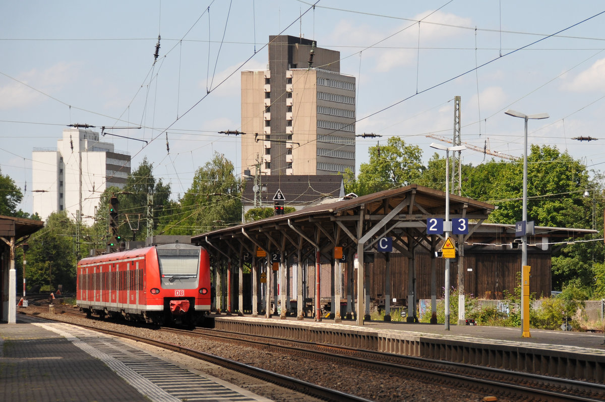 Die RB27 nach Mönchengladbach, hier als Triebzug 425 602, steht abfahrbereit auf Gleis 2 im Bhf Bonn-Beuel. Aufnahme vom 21/07/2017.